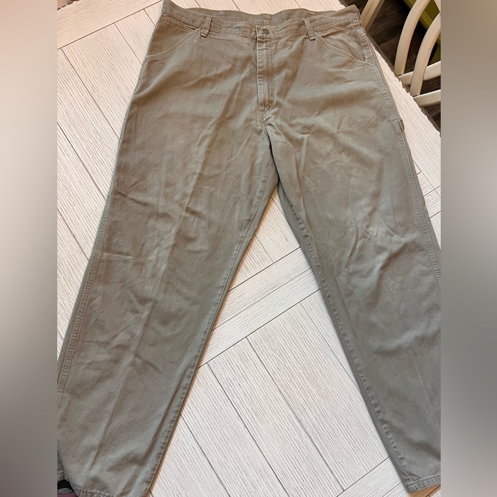 Wrangler Men's Casual Straight-Leg Jeans in Olive